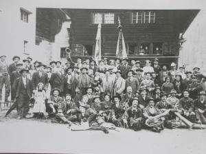 Gruppo di persone in festa con la banda (1920 - 1930)